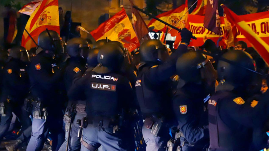 Ante el intento de avance de los manifestantes, los policías han utilizado sus defensas personales, golpeando a los asistentes de primera fila. Los agentes se contaban por decenas