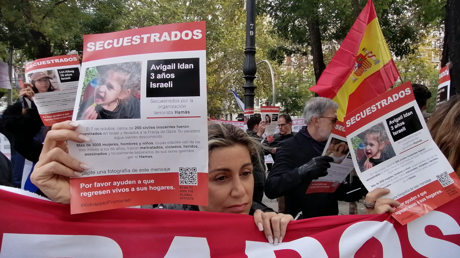 La comunidad judía de Madrid exige frente a la embajada de Catar la liberación de los 240 secuestrados por Hamás