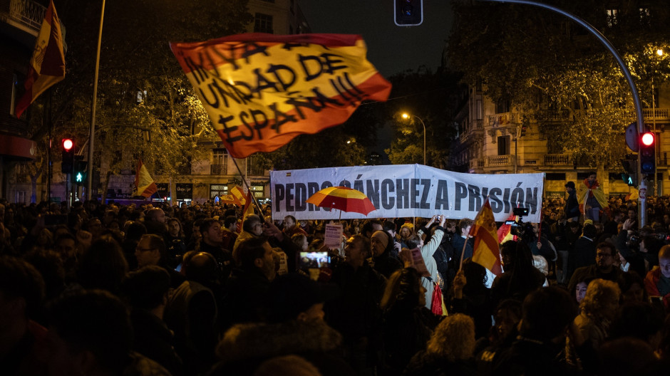 La última jornada de manifestaciones contra la amnistía en Ferraz transcurre de forma pacífica