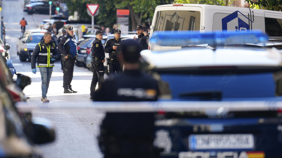 La Policía investiga en el lugar donde el político español Alejo Vidal-Quadras ha recibido un disparo, en la calle Núñez de Balboa de Madrid