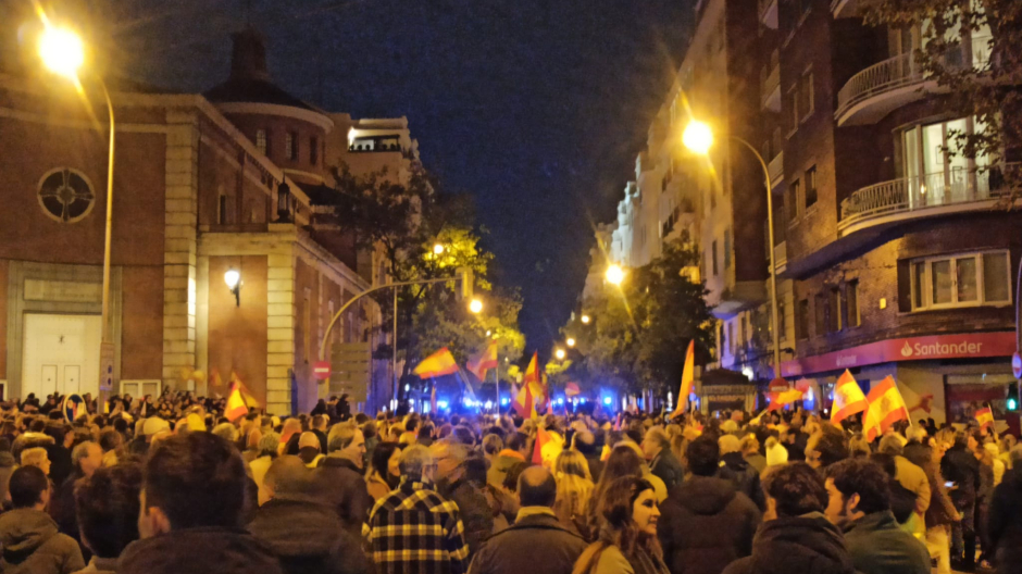 Manifestantes en Ferraz jueves 9 de noviembre
