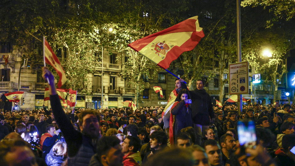 Directo | Octavo día de protestas en Ferraz por los pactos de Sánchez con Junts