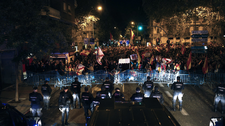Directo | Décima noche de protestas en Ferraz contra la amnistía y los ...