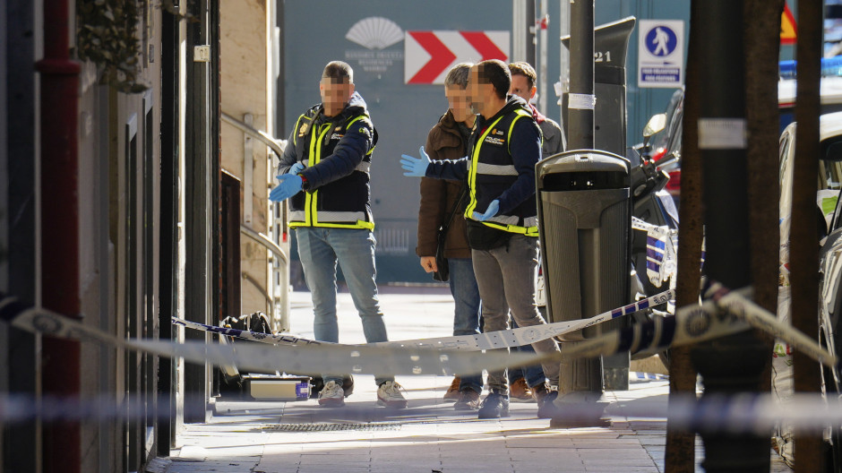 La Policía recoge muestras en el lugar donde Alejo Vidal-Quadras recibió un disparo en la cara