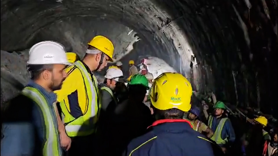 Interior del túnel en el que han quedado atrapados 40 obreros