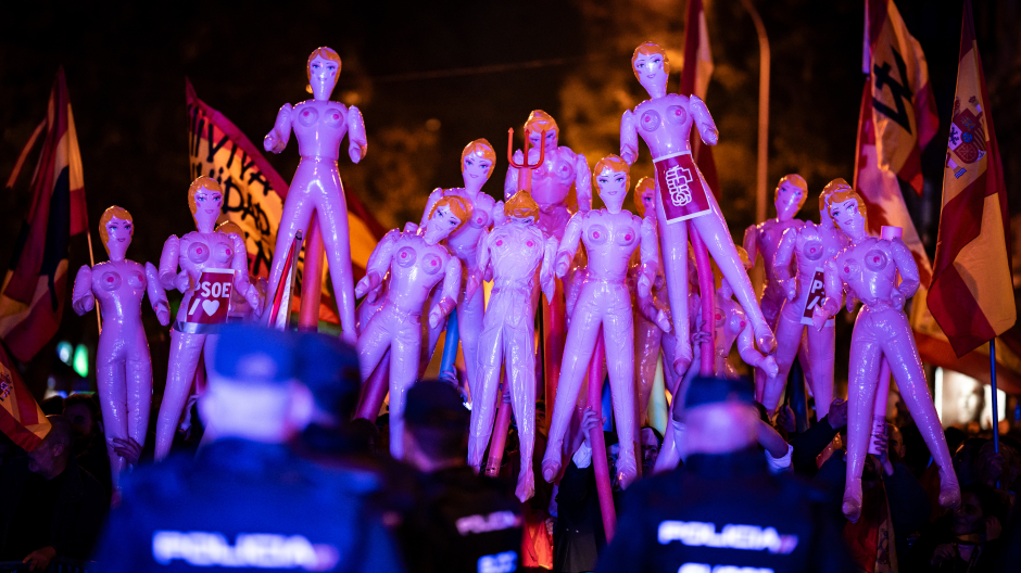 Muñecas hinchables en Ferraz con el símbolo del PSOE