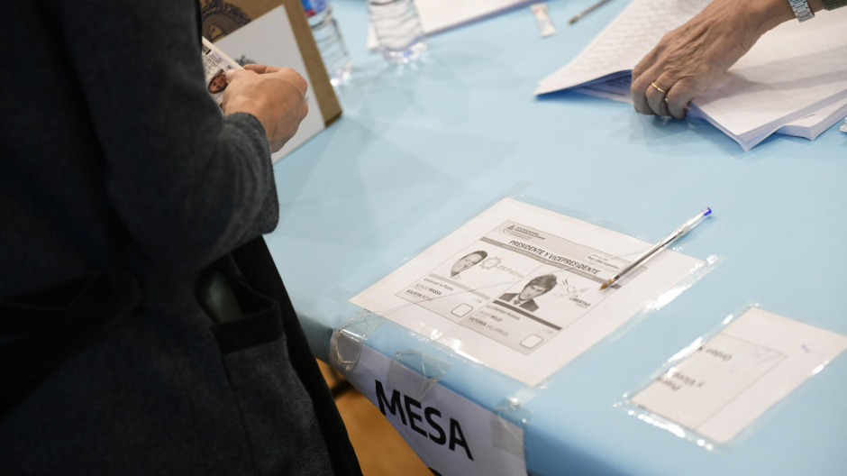 Vista de una mesa electoral de elecciones argentinas en un colegio de Madrid
