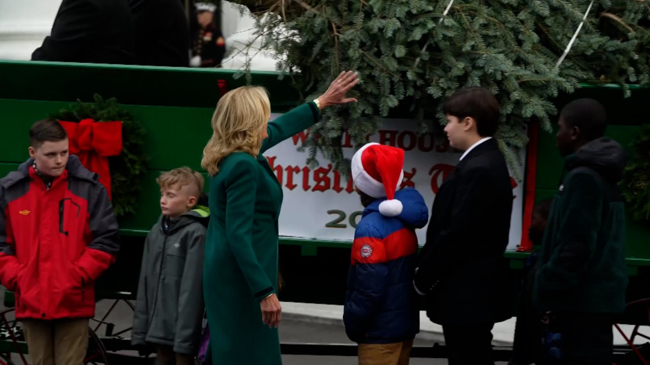 La primera dama de Estados Unidos, Jill Biden, ante un árbol de Navidad