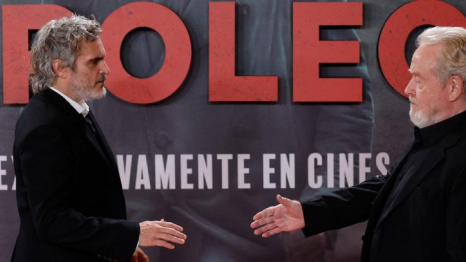 Joaquin Phoenix, junto a Ridley Scott en la premiere de Napoleón celebrada en el Museo del Prado, Madrid