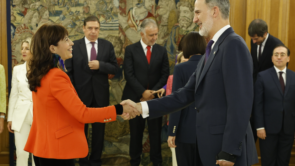 Ana Redondo, ministra de Igualdad, saludando al rey tras jurar el cargo