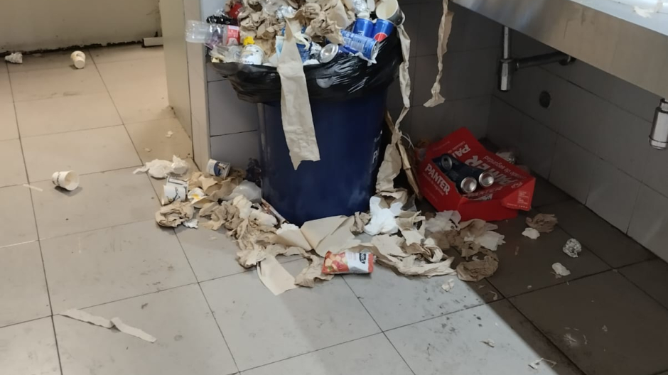 Lamentable la imagen de la basura y suciedad en las oficinas de correos