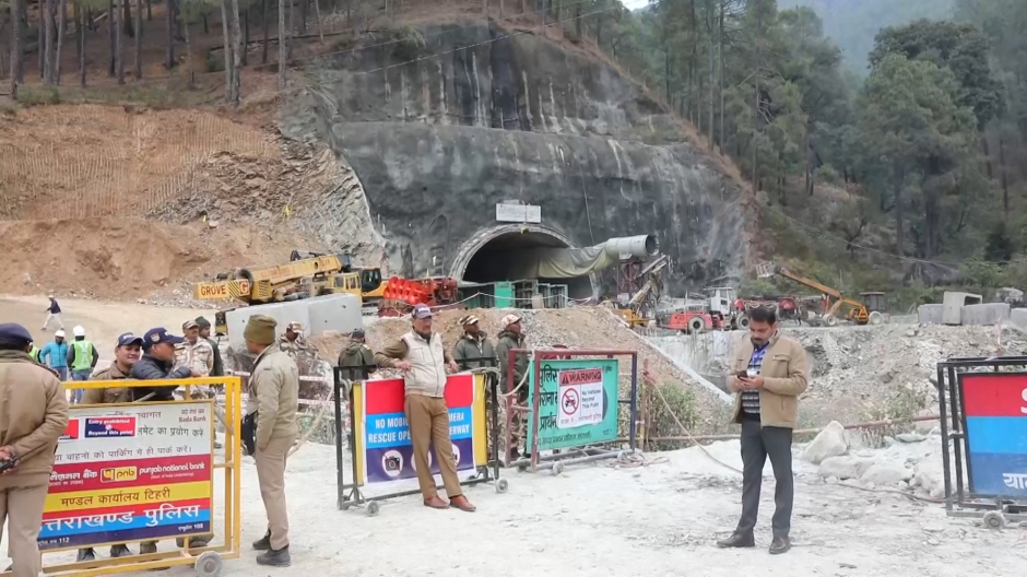 Puerta del túnel en el que han quedado atrapados 41 obreros indios