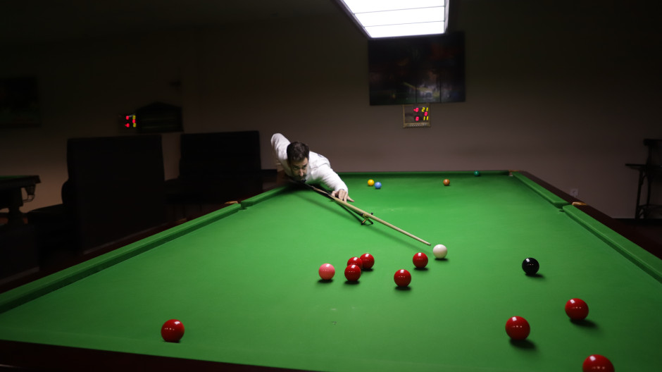 Alumno de la escuela Snooker Madrid jugando a este deporte