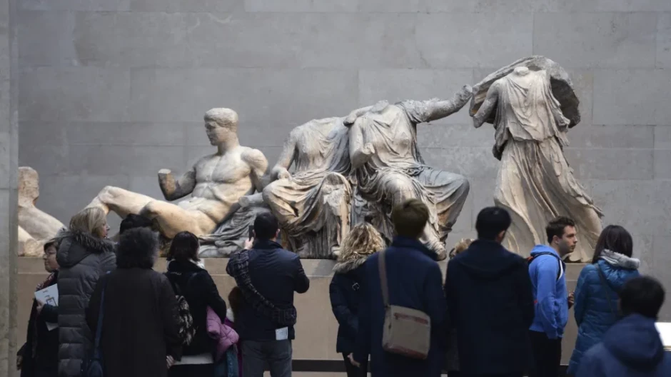 Varios visitantes observan las esculturas de la colección Mármoles de Elgin en el Museo Británico