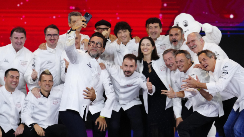 Foto de familia de los cocineros que han recibido «3 estrellas Michelín» durante la gala de las estrellas Michelin 2024 celebrada este martes en Barcelona