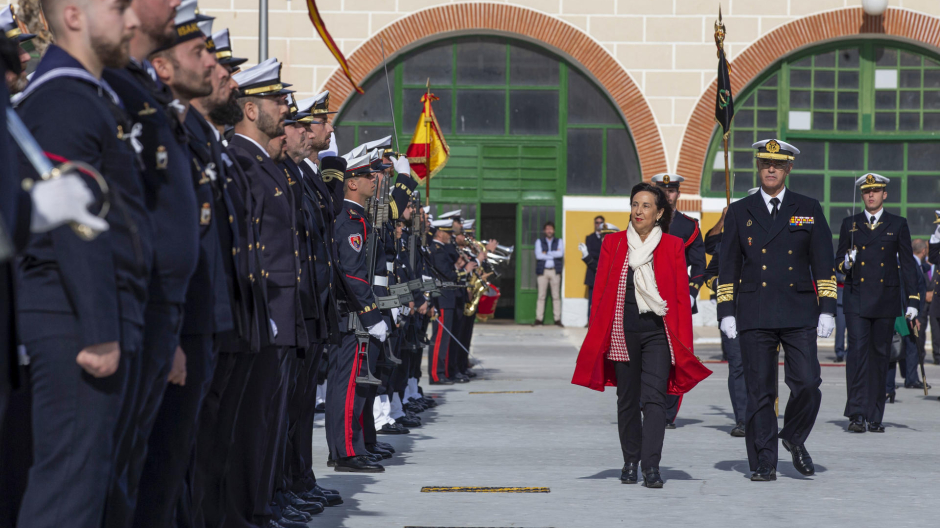 La ministra de defensa Margarita Robles pasa revista durante el acto de entrega que la empresa pública Navantia ha hecho a la Armada del submarino S-81 Isaac Peral