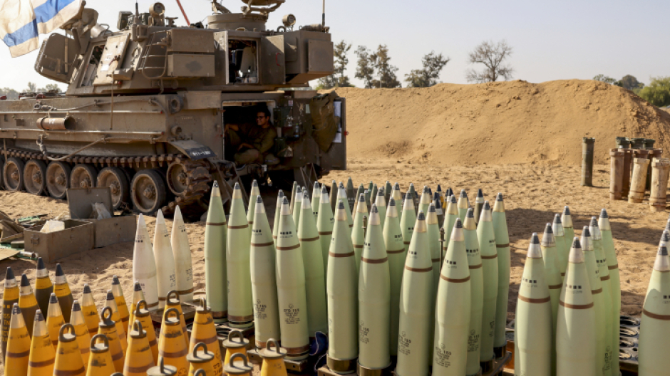 Proyectiles de artillería junto a un obús israelí en una posición cerca de la frontera con la Franja de Gaza