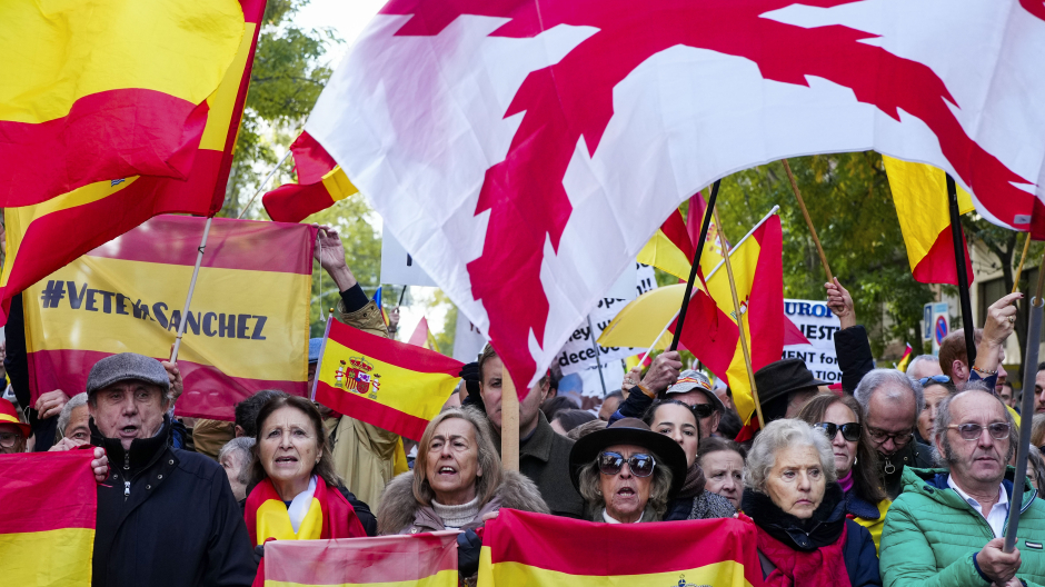 Concentración contra la Amnistía celebrada en la calle Ferraz, en Madrid, este domingo. EFE/Borja Sánchez-Trillo