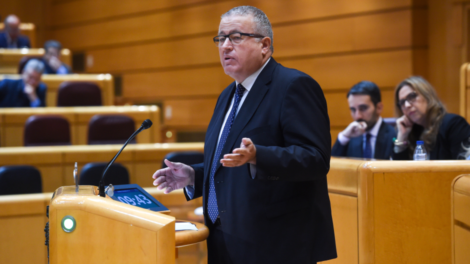 El senador del PP, Francisco Bernabé, interviene durante una sesión plenaria