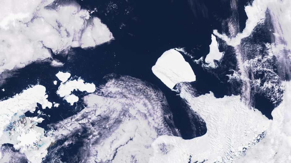 Fotografía satelital que muestra el iceberg A23a cerca de la isla Joinville, en el Océano Austral.