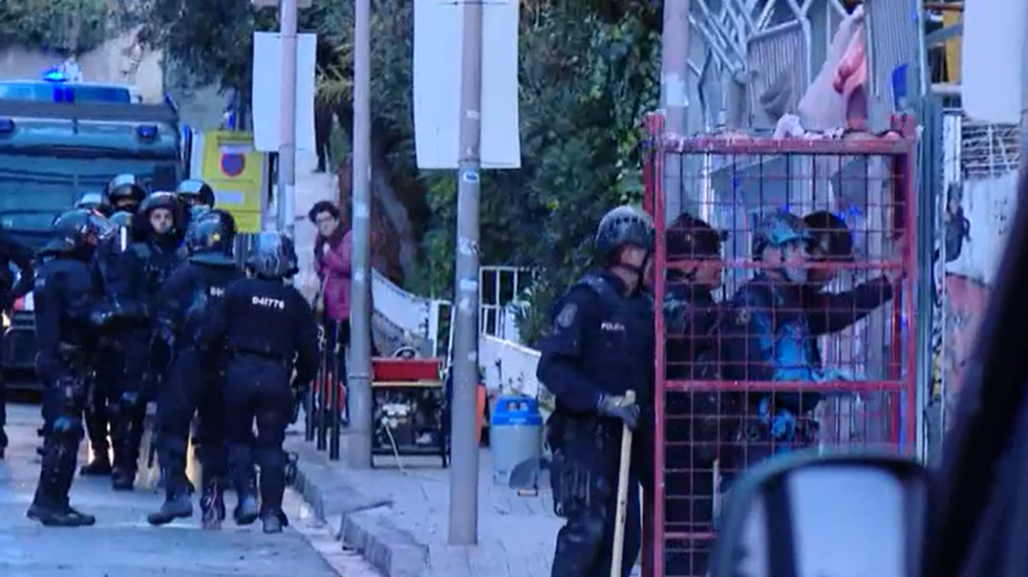 Los mossos tuvieron que utilizar una jaula de metal para el desalojo de los okupas de Bonanova
