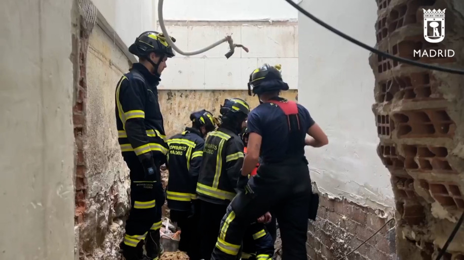 Muere un trabajador en Malasaña tras derrumbarse la galería subterránea donde trabajaba