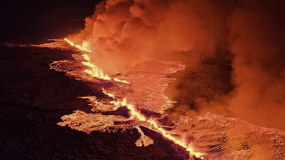 El volcán de la ciudad islandesa de Grindavík entra en erupción, en directo