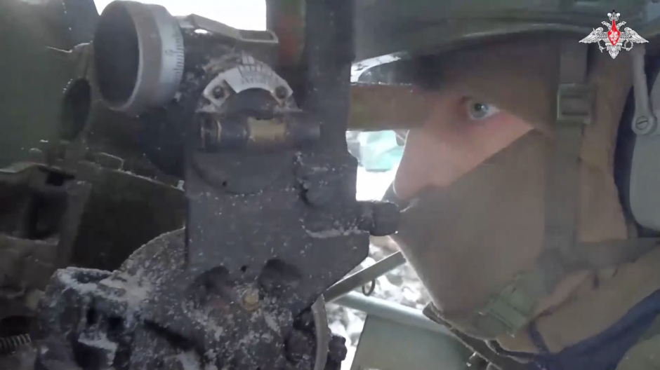 Soldado ruso en la mirilla de un obús