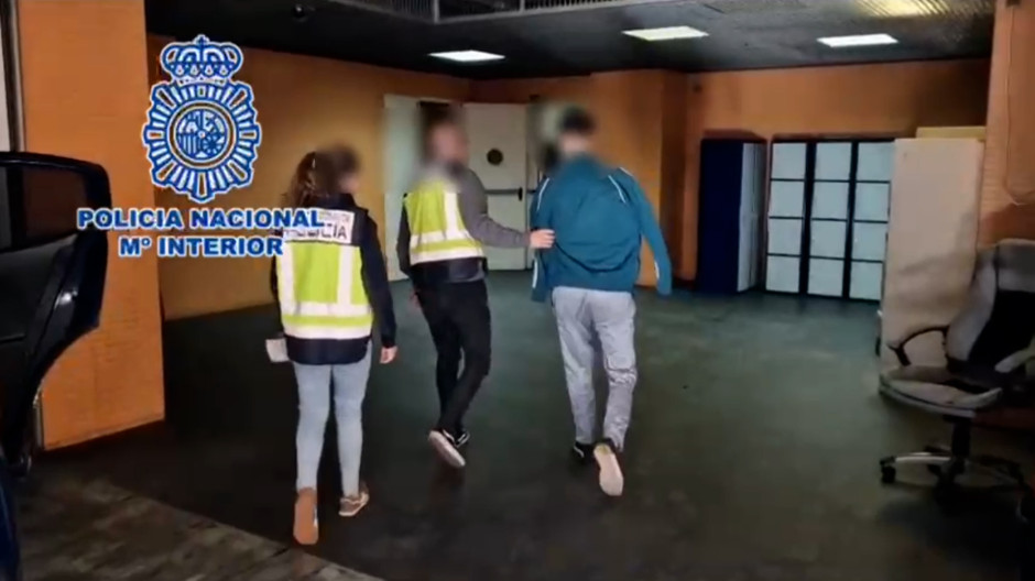 El detenido custodiado por dos agentes de policía