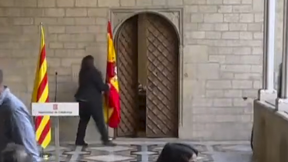 Momento en el que se ha retirado la bandera de España de la sede de la Generalitat
