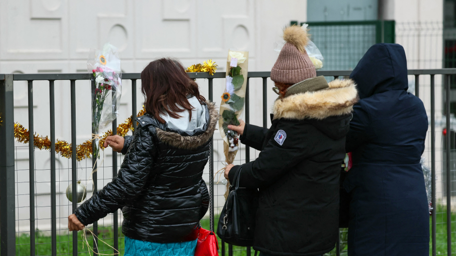 La gente deposita flores justo enfrente del apartamento donde se descubrieron los cuerpos, en Meaux, al este de París