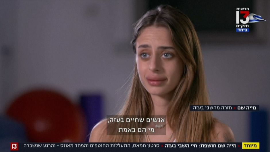 Mia Shem, una de las rehenes de Hamás liberadas, durante su entrevista para el Canal 13 israelí