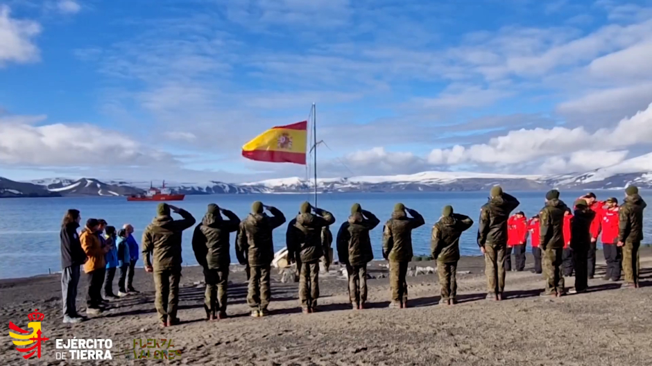 El grupo militar iza la bandera española