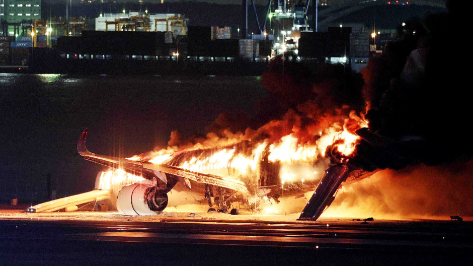 El avión de Japan Airlines envuelto en llamas