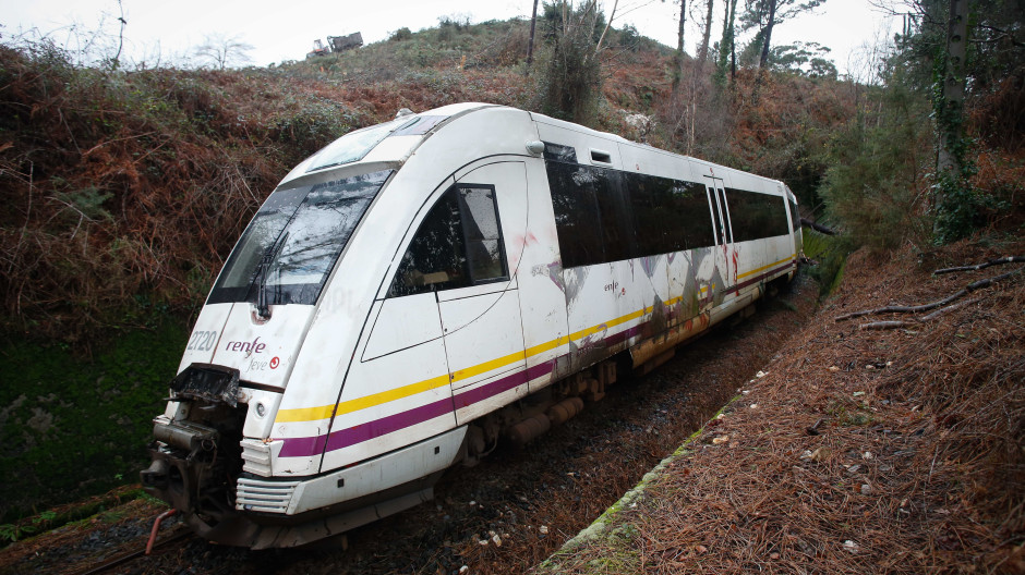 El tren atascado en la vía tras chocar contra los árboles