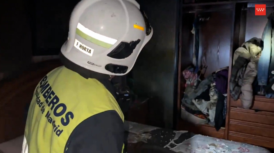 Los bomberos, en el interior de uno de los edificios calcinados