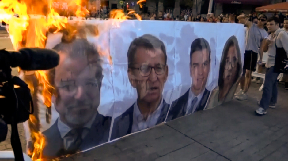 La imagen de varios políticos, entre ellos el propio Pedro Sánchez, es quemada en Cataluña
