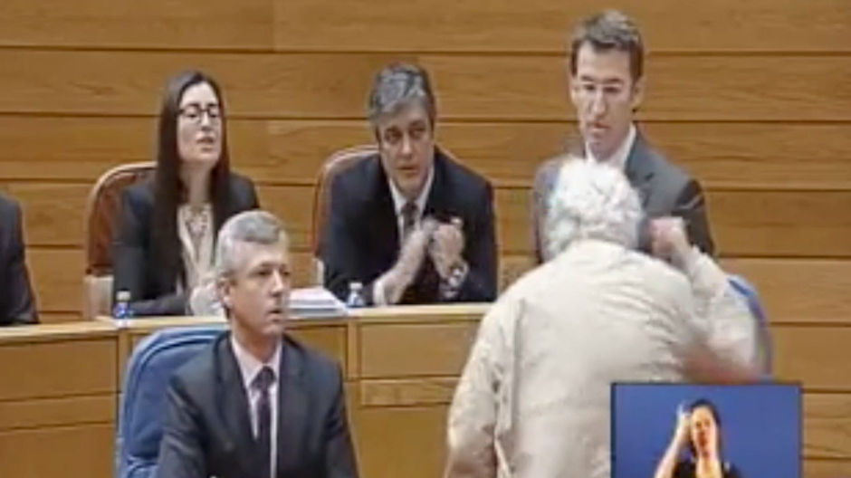 Xosé Manuel Beiras golpea el escaño de Feijóo en el Parlamento de Galicia durante un pleno el 24 abril de 2013