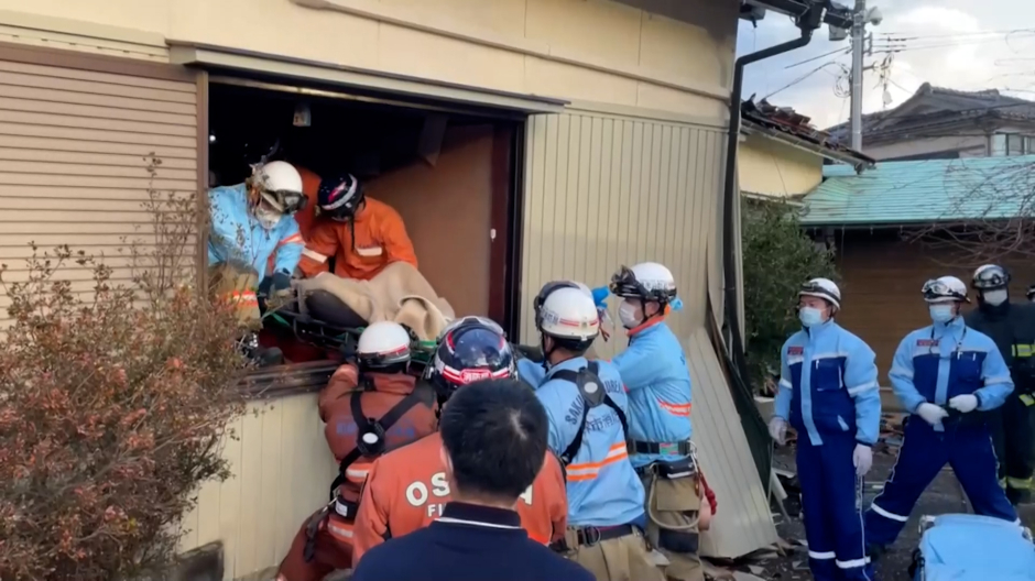 Los equipos de salvamento rescatando a una octogenaria en Japón