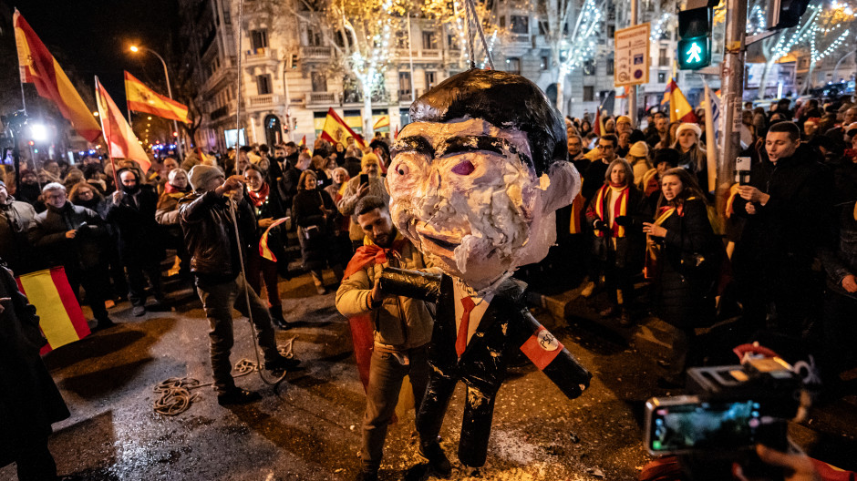 Decenas de personas celebran la entrada del año nuevo en la calle Ferraz, a 1 de enero de 2024, en Madrid