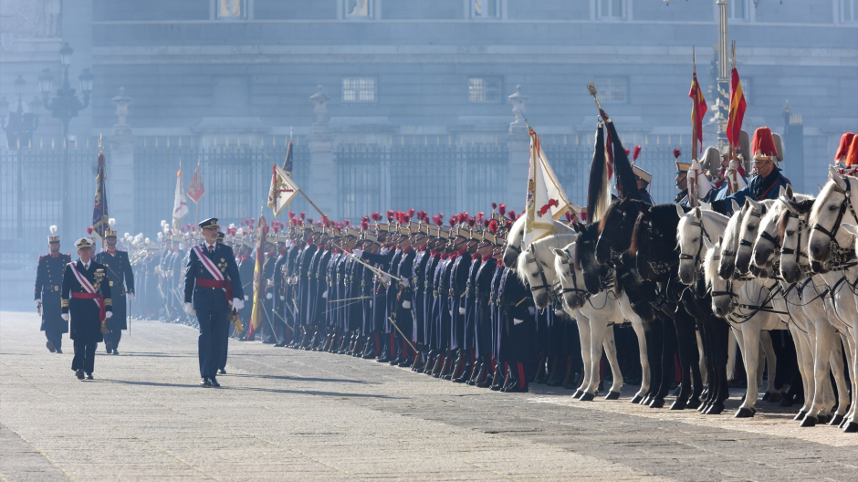 El Rey Felipe VI saluda durante la celebración de la Pascua Militar en el Palacio Real, en el Palacio Real, en 2023