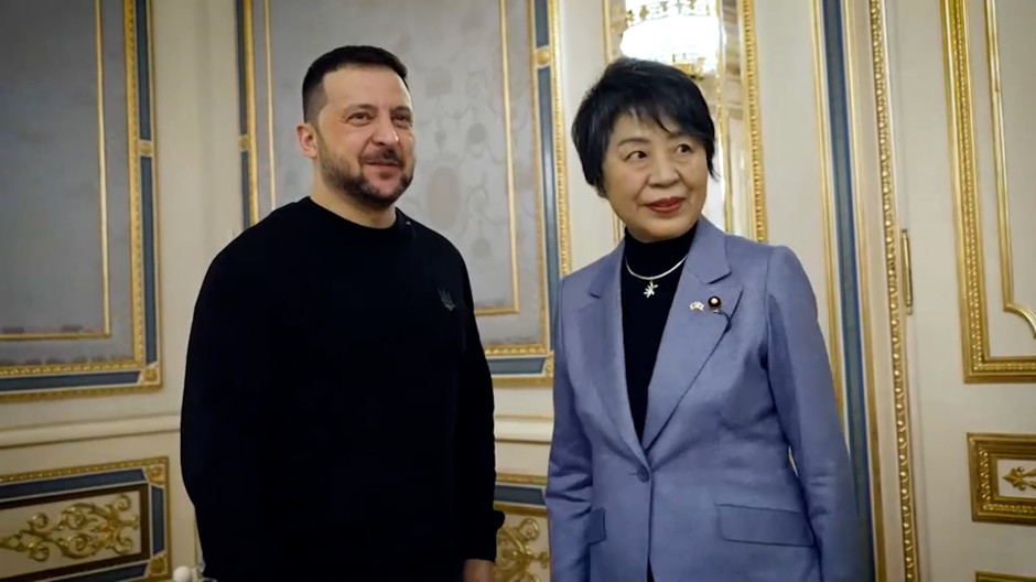 Volodimir Zelenski y la ministra de Asuntos Exteriores japonesa, Yoko Kamikawa