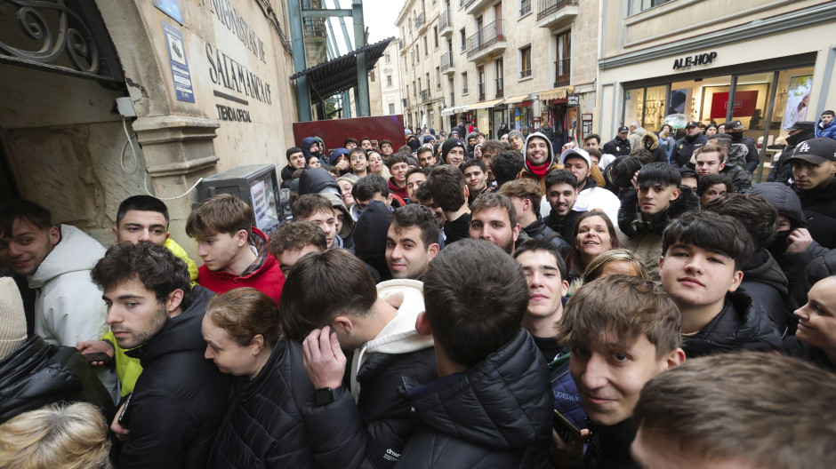 Aglomeraciones a la entrada de la tienda de Unionistas