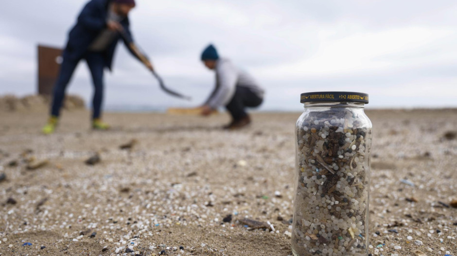 Voluntarios recogen pellets en la playa