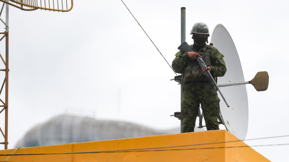 n militar custodia la estación Radio Canela (Ecuador)