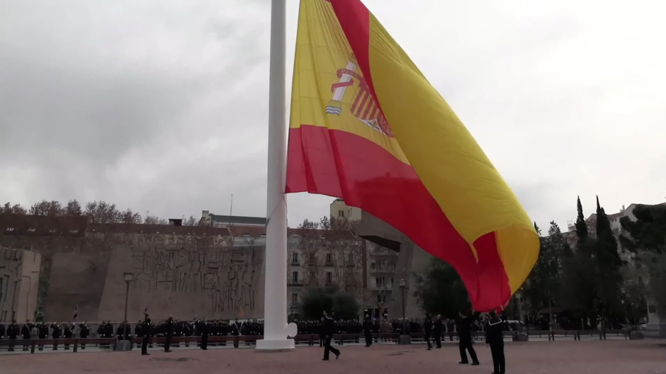 Así ha sido el izado solemne de la bandera de España en el 200 aniversario de la Policía Nacional