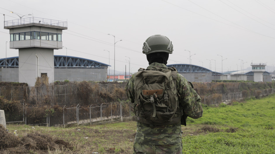 Fuerzas del orden frente a una cárcel de Ecuador