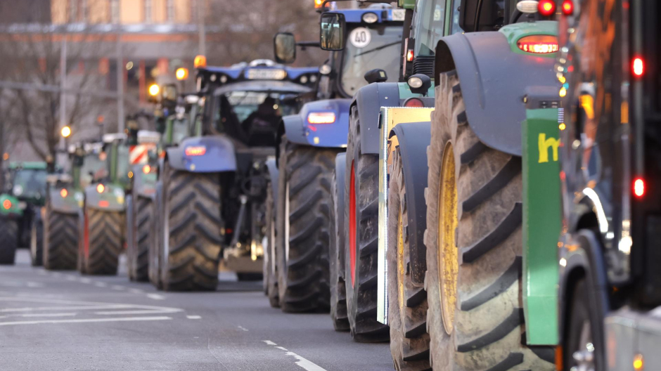 Agricultores con sus tractores bloquean una calle durante la manifestación por los recortes agrícolas