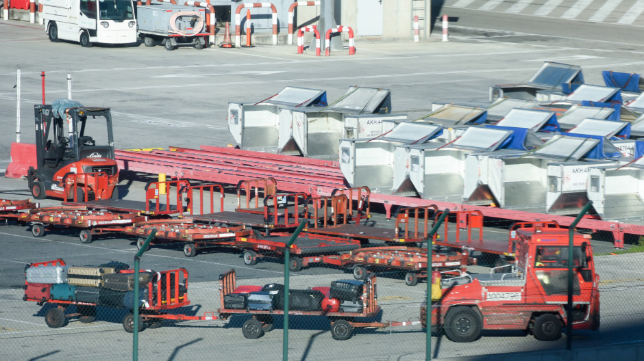 Trabajadores durante la huelga del handling de Iberia