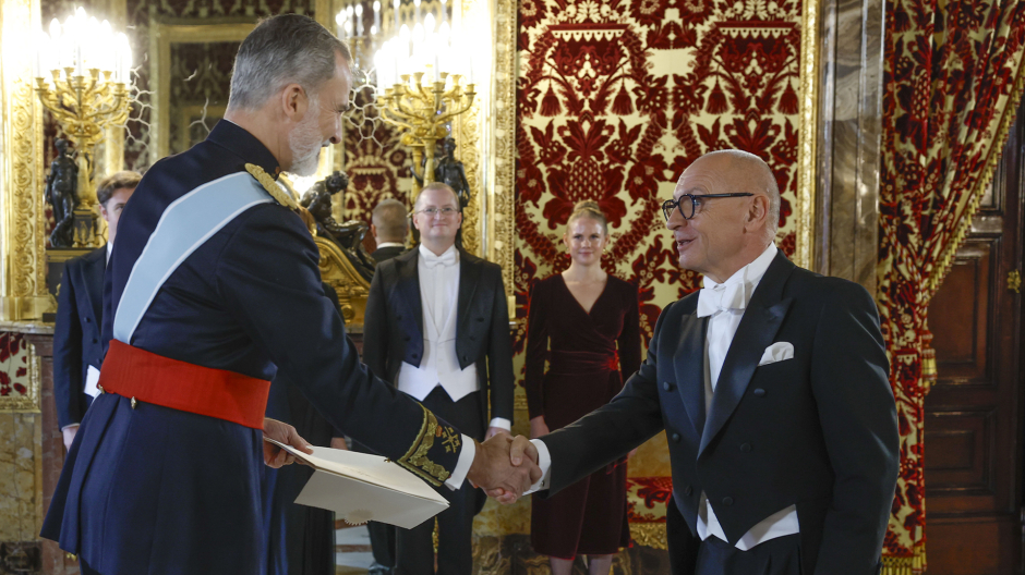El Rey Felipe VI recibiendo la carta credencial del embajador de Italia